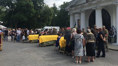 Із трьома захисниками, які полягли на війні з Росією, прощаються у Полтаві