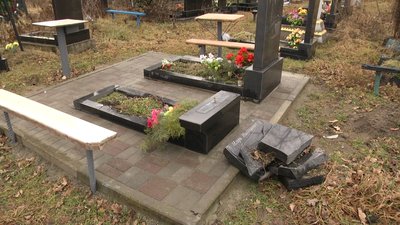 На Житомирщині встановлюють причетних до наруги над могилами у селі Слобода-Селець