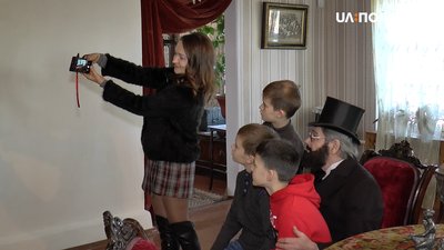 Відвідувачі роблять селфі у музеї Панаса Мирного Відвідувачі роблять селфі у музеї Панаса Мирного
