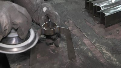 У Луцьку волонтери виготовляють підставки для окопних свічок. В чому особливість виробів У Луцьку волонтери виготовляють підставки для окопних свічок. В чому особливість виробів