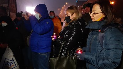 У вікнах Харківської ОДА запалили свічки в пам'ять про жертв голодоморів У вікнах Харківської ОДА запалили свічки в пам'ять про жертв голодоморів