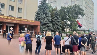 У Чернігові представники Нацкорпусу мітингували під Головним управлінням нацполіції У Чернігові представники Нацкорпусу мітингували під Головним управлінням нацполіції