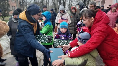 "Привезли дітям свято". Волонтери доставили гуманітарну допомогу на Херсонщину