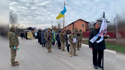 На Чернігівщині попрощалися з трьома військовими ЗСУ, які загинули під час виконання бойових завдань На Чернігівщині попрощалися з трьома військовими ЗСУ, які загинули під час виконання бойових завдань
