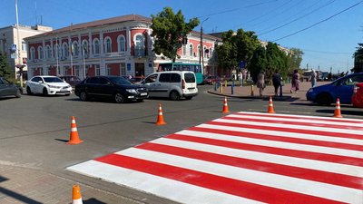 У Прилуках другий тиждень наносять дорожню розмітку У Прилуках другий тиждень наносять дорожню розмітку
