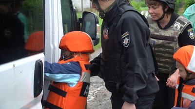 З села Приморське на Запоріжжі поліцейські евакуюють родини з дітьми З села Приморське на Запоріжжі поліцейські евакуюють родини з дітьми