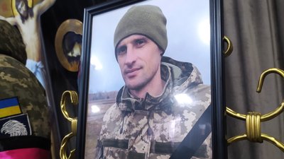 "Він був всесвітом для доньок": у Хмельницькому попрощались з Сергієм Бардарем