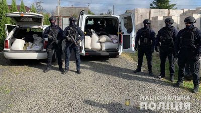 Півтонни бурштину та обладнання: що кажуть у поліції про обшуки Поліссі (ФОТО, ВІДЕО)