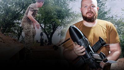 Військовий тримає у руках дрон P1-SUN