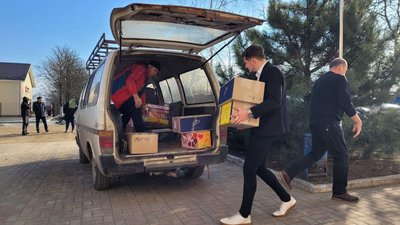Це все єднає нас ― на Миколаївщині жителі громади збирають допомогу військовим у зоні ООС Це все єднає нас ― на Миколаївщині жителі громади збирають допомогу військовим у зоні ООС