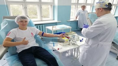 Учасники проєкту "Одна кров" у Тернополі здають кров для дітей та вояків