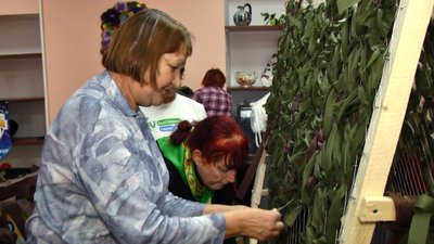 У вінницькому терцентрі плетуть маскувальні сітки У вінницькому терцентрі плетуть маскувальні сітки