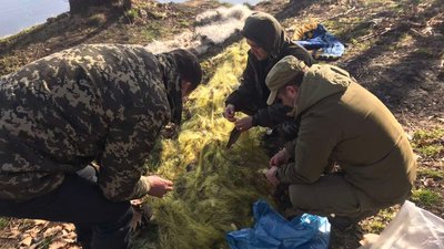 На Хмельниччині екоінспектори у водосховищі виявили 450 метрів сіток з рибою
