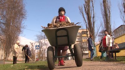 Об'єднали зусилля, щоб навести лад: у черкаському мікрорайоні – весняне прибирання