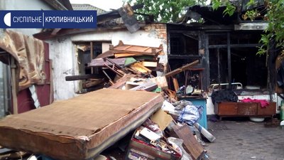 Квартира Надії Щикот та сусідня, де жив її син, зруйновані. Речі, які вдалось врятувати, винесли на вулицю Квартира Надії Щикот та сусідня, де жив її син, зруйновані. Речі, які вдалось врятувати, винесли на вулицю
