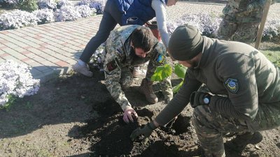 У Кочубеївці на Херсонщині військові разом з місцевими жителями провели екоакцію У Кочубеївці на Херсонщині військові разом з місцевими жителями провели екоакцію
