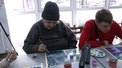 Як у Франківську працює художня майстерня для переселенців з інвалідністю Як у Франківську працює художня майстерня для переселенців з інвалідністю