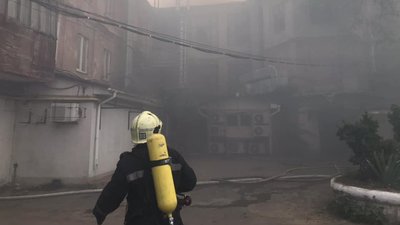 У центрі Одеси горить житлова будівля У центрі Одеси горить житлова будівля