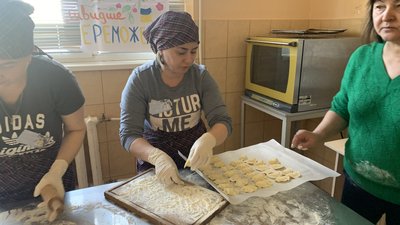 Ужгородські волонтери зліпили 3063 вареників в рамках конкурсу "Шеф вареник" Ужгородські волонтери зліпили 3063 вареників в рамках конкурсу "Шеф вареник"
