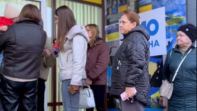 Люди біля осередку "ВПО України" у Луцьку