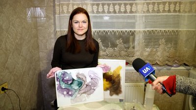 Житомирянка Дар'я Стрельнікова створює картини за допомогою спиртових чорнил Житомирянка Дар'я Стрельнікова створює картини за допомогою спиртових чорнил