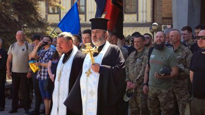 "Цей день ввійде в історію України". Біля мерії Дніпра вперше підняли червоно-чорний прапор "Цей день ввійде в історію України". Біля мерії Дніпра вперше підняли червоно-чорний прапор