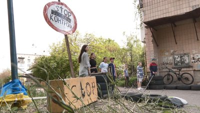 Із Патроном, "їжаками" і кодовим словом: у Черкасах школярі зробили блокпост Із Патроном, "їжаками" і кодовим словом: у Черкасах школярі зробили блокпост