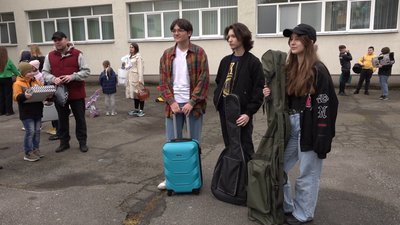 Черкаські школярі склали своє приладдя в чохли та валізу