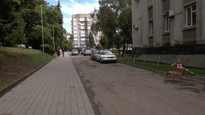 Міжбудинковий проїзд на вулиці Героїв Майдану, 176 у Чернівцях Міжбудинковий проїзд на вулиці Героїв Майдану, 176 у Чернівцях