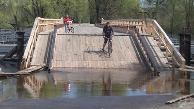Велосипедом, вбрід або позашляховиком: під Новгородом-Сіверським затопило наплавні мости