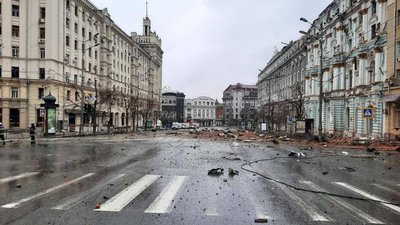 Вибиті вікна та дим біля міськради: наслідки авіаудару у центрі Харкова Вибиті вікна та дим біля міськради: наслідки авіаудару у центрі Харкова