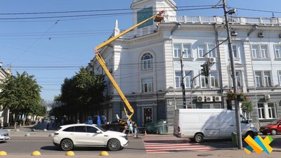 У Житомирі ремонтують фасадну стіну міськради: вхід в установу перекрили