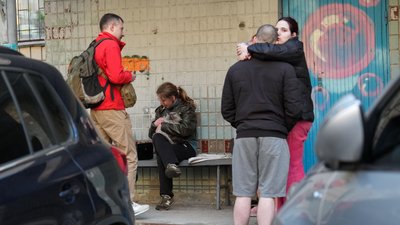 Люди після вчинення теракту у Голосіївському районі Києва