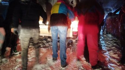 Поблизу Яблуницького перевалу у Карпатах автівки у заторі стоять понад годину Поблизу Яблуницького перевалу у Карпатах автівки у заторі стоять понад годину