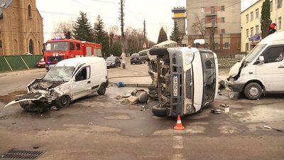 У Житомирі зіштовхнулися три автівки. Травмований 30-річний пасажир Renault