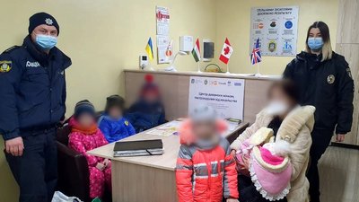 Херсонські поліцейські допомогли жінці з 5 дітьми, яку з дому вигнав співмешканець
