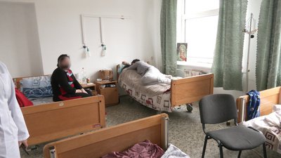 Приймають на тапчанах. Як працюють у прикарпатській лікарні, переповненій хворими на COVID