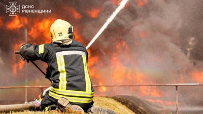 Рятувальники ліквідували пожежу після атаки РФ на підприємство