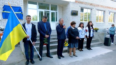 На Вінниччині відкрили меморіальну дошку на честь загиблого морпіха та сапера Юрія Мигуна На Вінниччині відкрили меморіальну дошку на честь загиблого морпіха та сапера Юрія Мигуна