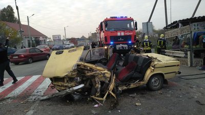 Рятувальники розблокували водія з понівеченого легковика у Петриківському районі