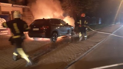 У Рівному біля салону краси підпалили позашляховик