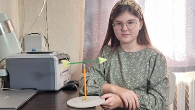 Ольга тримає у руках виготовлений власноруч флюгер. Ольга тримає у руках виготовлений власноруч флюгер.