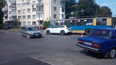У Житомирі сталася ДТП – зіткнулися тролейбус та автомобіль