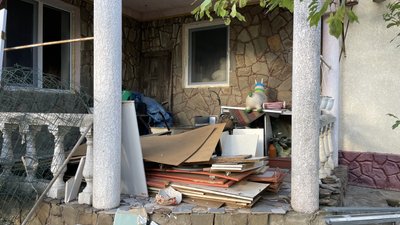 Родина з п'ятьма дітьми відновлює будинок в Дачному на Одещині після ракетного удару