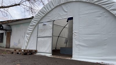 Погода не завадить. У Миколаєві волонтери наметом захистили точку видачі води Погода не завадить. У Миколаєві волонтери наметом захистили точку видачі води