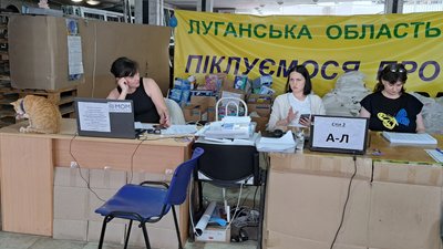 Гуманітарка, куточок читача, хвостата "співробітниця". Як працює Сєвєродонецький хаб для переселенців у Дніпрі
