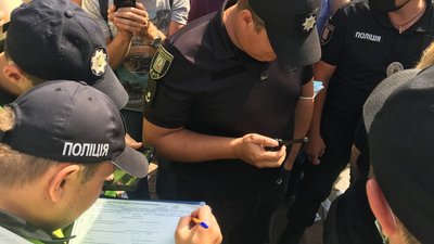 У Києві на мовному протесті розсипали рублі та влаштували штовханину У Києві на мовному протесті розсипали рублі та влаштували штовханину