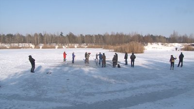 На вирізане коло з льоду вміщується до п'яти людей. Інші за допомогою мотузок розкручують його.