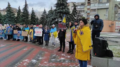 "Друге Різдво в полоні": у Черкасах прикрасили ялинку та нагадали про полонених захисників "Друге Різдво в полоні": у Черкасах прикрасили ялинку та нагадали про полонених захисників