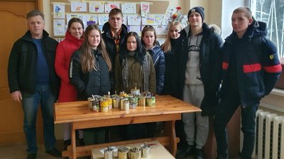 На Тернопільщині студенти виготовили окопні свічки для військових